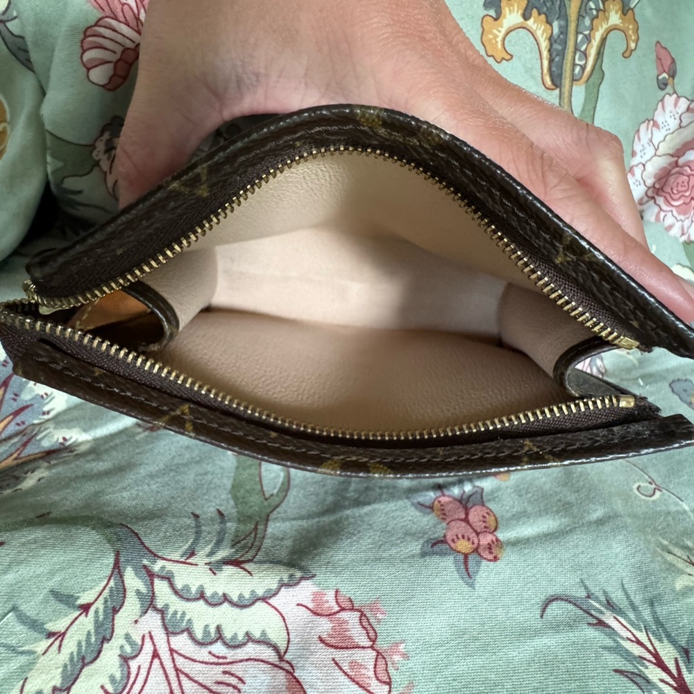 Louis Vuitton small toilet pouch - Picture 9 of 10